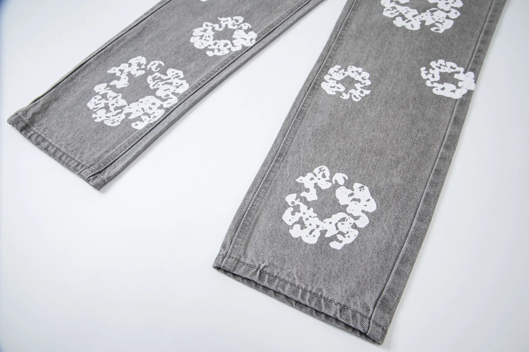 #8197 P220💰 DENIM TEARS Kapok American niche brand printed washed straight jeans. Produced by a major washed factory. Full of high-end feel. Knee part destroyed design with patchwork design. Already used as facade design. Leather waist nameplate. The focus of this style is not on washing, but on the destroyed shape and version. The secret lies in the craftsmanship of the master. The cost of post-production grinding, machining, knife cutting, etc. is far beyond comparison with assembly line products. Color: black, blue, gray. Size: 28-36 (corresponding to S-XXL)